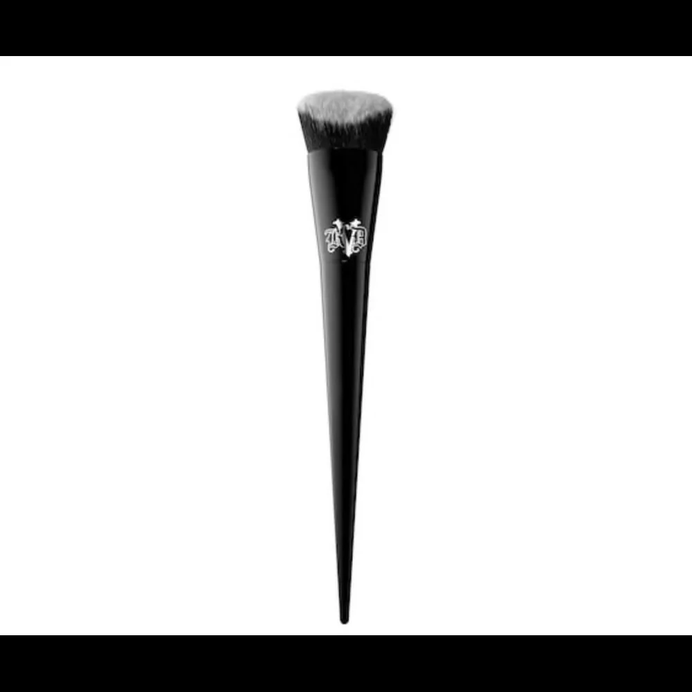 Kat Von D Lock-It Edge Foundation Brush 10